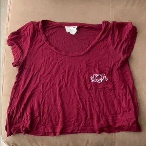 Cropped dark red shirt